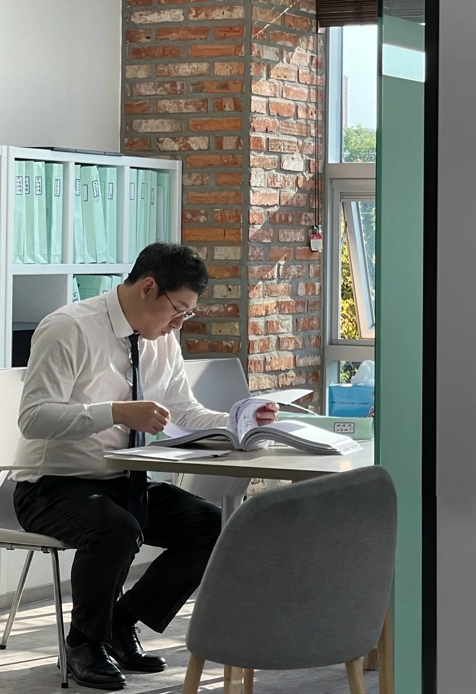 사무실에서 사건 기록을 검토하는 이창희 도산전문변호사